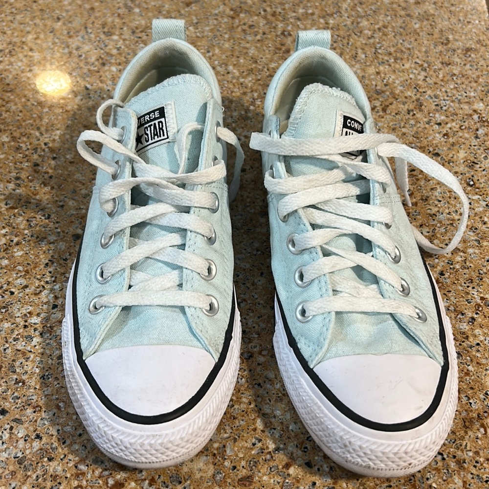 Beautiful, light blue converse:)